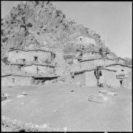Agouni Gueghrane. Du poteau principal est tendu le fil qui doit porter la lumière.