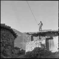 Agouni Gueghrane. Placement de la ligne dans une maison kabyle.