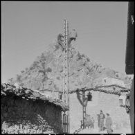 Agouni Gueghrane. Du poteau principal est tendu le fil qui doit porter la lumière.