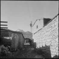 Agouni Gueghrane. Dans les petites ruelles kabyles, se dressent maintenant des poteaux électriques.