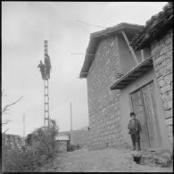 Dans le village de Bezzit, les peintres de de la compagnie électricité et gaz d'Algérie (EGA) à leur travail.
