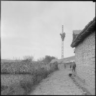 Dans le village de Bezzit, les peintres de de la compagnie électricité et gaz d'Algérie (EGA) à leur travail.