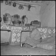 Kabylie. Une femme à l'intérieur d'une maison kabyle.