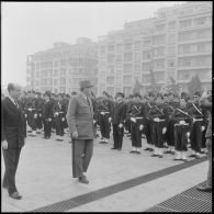 Alger. Forum. Le général Crépin passe en revue un détachement lui rendant les honneurs.