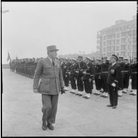 Alger. Forum. Le général Crépin passe en revue les troupes rendant les honneurs.