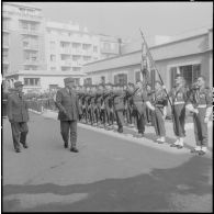 Alger. Forum. Le général Crépin passe en revue un détachement lui rendant les honneurs.