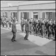 Alger. Forum. Le général Crépin et le général Vezinet passent en revue les troupes rendant les honneurs.