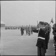 Maison Blanche. Prise d'armes à l'aérodrome pour le départ du général Crépin. Il passe les troupes en revue.