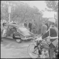 Alger. Monument aux morts. Le général Fernand Gambiez monte en voiture.