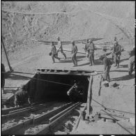 Aux mines de Kenadsa : pendant la remontée des mineurs.