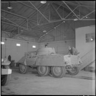 Sahara. 10e compagnie du centre saharien du Matériel (CCSM). Réparation d'une automitrailleuse Light Armored Car.