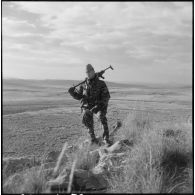 Région de Geryville. Groupement des commandos de marine en opération. En crapahut.