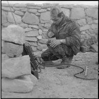 Région de Geryville. Groupement des commandos de marine en opération. Utilisation de l'émetteur-récepteur mobile.