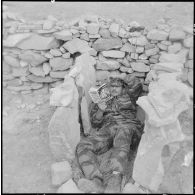 Région de Geryville. Groupement des commandos de marine en opération. La pause, le soir.