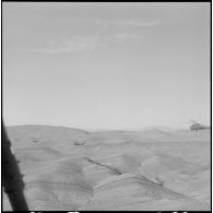Région de Geryville. Groupement des commandos de marine en opération. La division d'intervention d'hélicoptères (DIH) en vol.