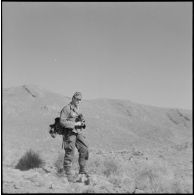 Région de Geryville. Reporter du service cinématographie des armées (SCA) en action.