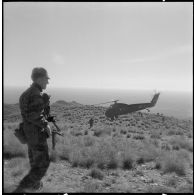 Région de Geryville. Groupement des commandos de marine en opération. Travail avec les hélicoptères.