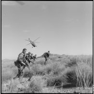 Région de Geryville. Groupement des commandos de marine en opération. Travail avec les hélicoptères.