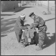 Région de Geryville. Groupement des commandos de marine en opération. Un homme avec un soldat.