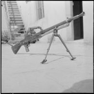 Aïn Sefra. Arme saisie aux rebelles : une mitrailleuse allemande MP 44.