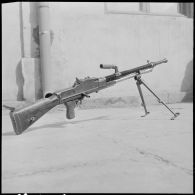 Aïn Sefra. Arme saisie aux rebelles : une mitrailleuse allemande MP 44.