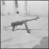 Aïn Sefra. Arme saisie aux rebelles : un pistolet mitrailleur MP 40.