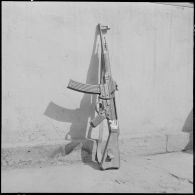 Aïn Sefra. Arme saisie aux rebelles : une mitrailleuse allemande MP 44.