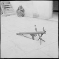 Aïn Sefra. Arme saisie aux rebelles : un lance-roquette.