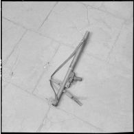 Aïn Sefra. Arme saisie aux rebelles : un lance-roquette.