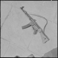 Aïn Sefra. Arme saisie aux rebelles : une mitrailleuse allemande MP 44.