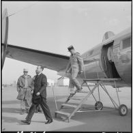Edjeleh. Michel Debré visite les installations pétrolières. Sortie de l'avion.