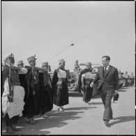 Edjeleh. Michel Debré visite les installations pétrolières. Revue des troupes.