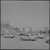 Edjeleh. Michel Debré visite les installations pétrolières. Arrivée en voiture.