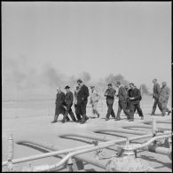 Edjeleh. Michel Debré visite les installations pétrolières.