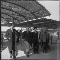 Edjeleh. Michel Debré visite les installations pétrolières.