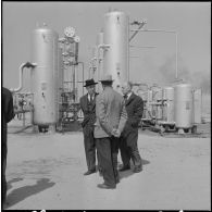 Edjeleh. Michel Debré visite les installations pétrolières.