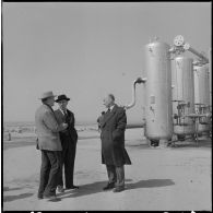 Edjeleh. Michel Debré visite les installations pétrolières.