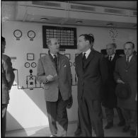 Edjeleh. Michel Debré visite les installations pétrolières.