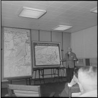 Edjeleh. Michel Debré visite les installations pétrolières. Exposé avec des cartes.