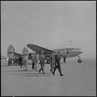 Edjeleh. Michel Debré visite les installations pétrolières. Sortie de l'avion.