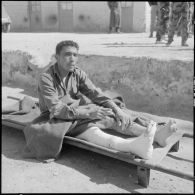 Negrine. Un prisonnier rebelle blessé.