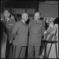 Alger. Hall du journal Le Bled. Exposition "Activités et loisirs". Des autorités regardant une sculpture.