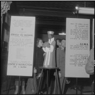 Alger. Hall du journal Le Bled. Exposition "Activités et loisirs". Panneaux d'information et sculpture.