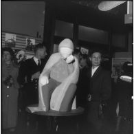 Alger. Hall du journal Le Bled. Exposition "Activités et loisirs". Sculpture.