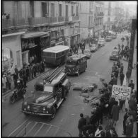 Oran. Obsèques des victimes des manifestations du 28 février 1961. Les sapeurs-pompiers passent dans une rue.
