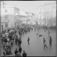 Oran. Obsèques des victimes des manifestations du 28 février 1961. Manifestations : une mobylette en feu sur une place.