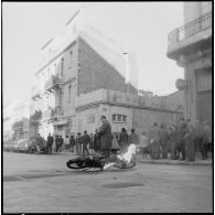 Oran. Obsèques des victimes des manifestations du 28 février 1961. Manifestations : une mobylette en feu sur une place.
