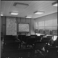 Région d'Edjeleh. Exploitations pétrolières sahariennes. Une salle avec des cartes des exploitations.