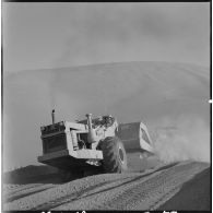 Région d'Edjeleh. Exploitations pétrolières sahariennes. Engin d'aménagement des dunes de sable.