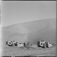 Région d'Edjeleh. Exploitations pétrolières sahariennes. Engin d'aménagement des dunes de sable.